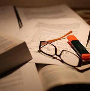 在微弱燈光下看書(shū)真的會(huì)傷眼睛嗎？