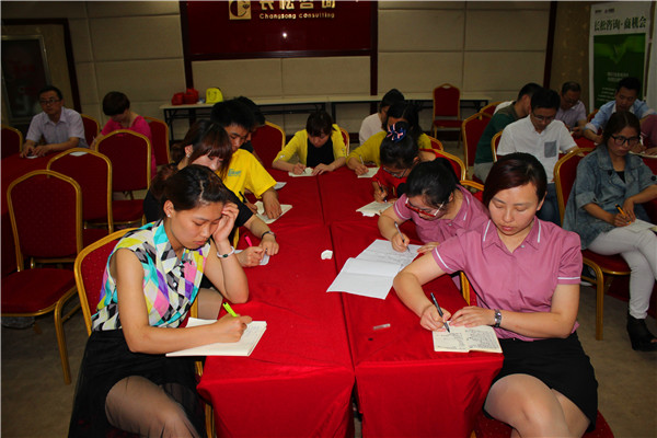 現(xiàn)場認(rèn)真做作業(yè)的易視界伙伴們