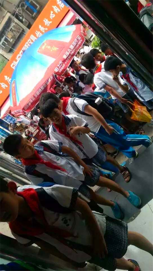 易視界勝利街店迎來(lái)眾多小朋友檢查視力