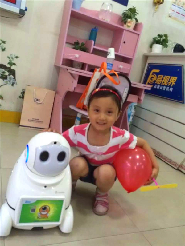 與機(jī)器人親密互動的小朋友