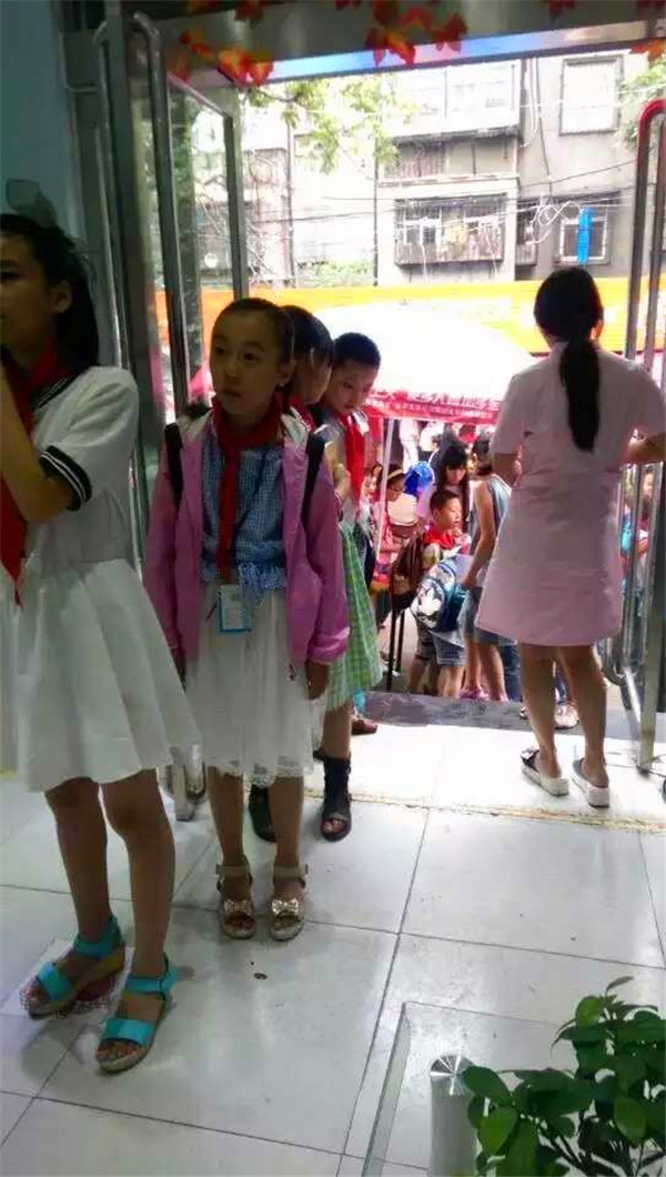 易視界走進(jìn)學(xué)校免費(fèi)視力普查