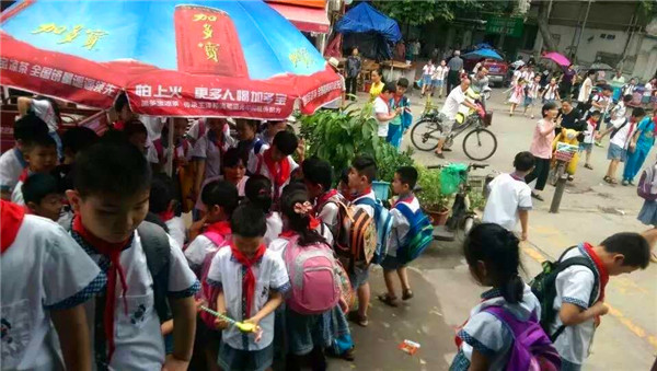 易視界勝利街店迎來(lái)眾多小朋友檢查視力