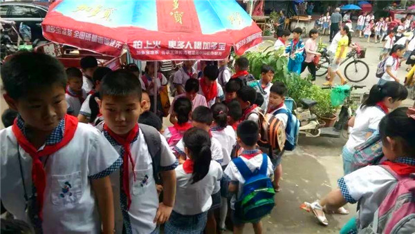 易視界勝利街店迎來(lái)眾多小朋友檢查視力