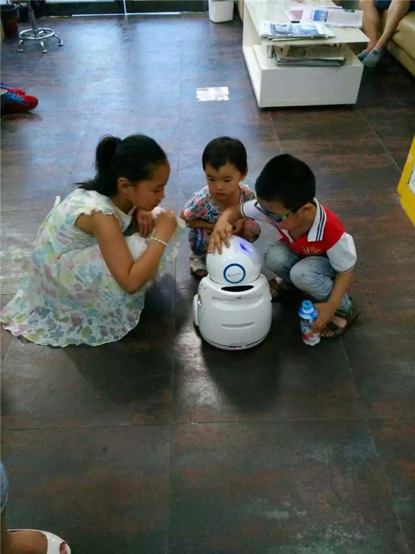 與機(jī)器人親密互動的小朋友
