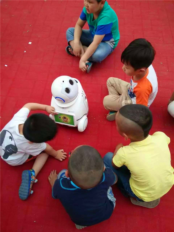 與機(jī)器人親密互動的小朋友們