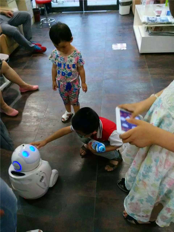 與機(jī)器人親密互動的小朋友們