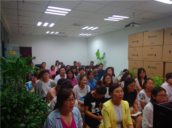 認真聽講的易視界精英們