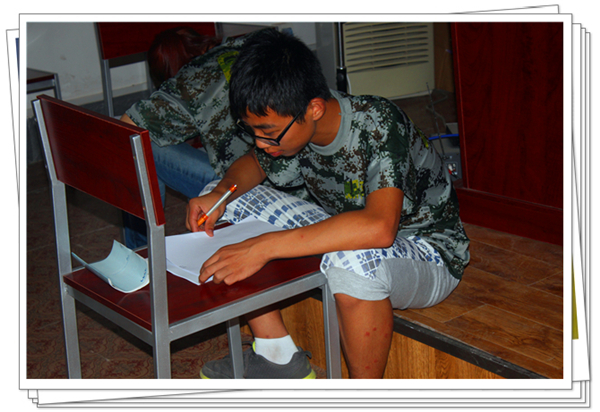 深夜了，還在認真寫作業(yè)的易視界伙伴們