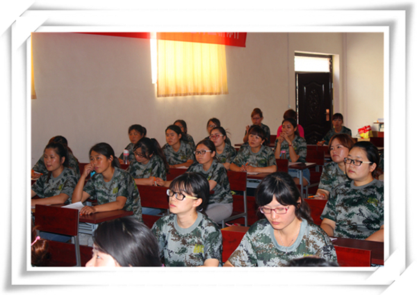 現(xiàn)場(chǎng)伙伴們?cè)谡J(rèn)真聽(tīng)講