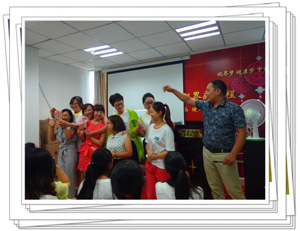 易視界獲獎的小伙伴上臺領獎