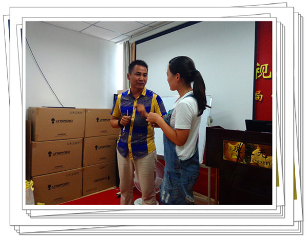 易視界獲獎的小伙伴上臺領獎