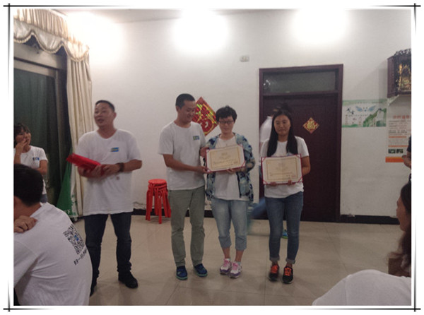 頒發(fā)紅黑獎