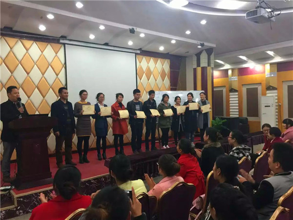 易視界優(yōu)秀員工上臺領(lǐng)獎