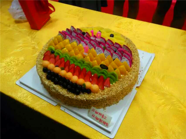 易視界特有的生日蛋糕閃亮登場