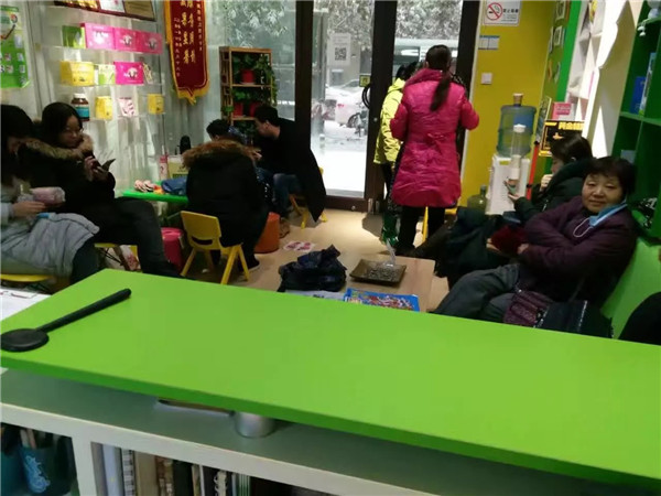 易視界店內(nèi)前來(lái)矯正的家長(zhǎng)和孩子們