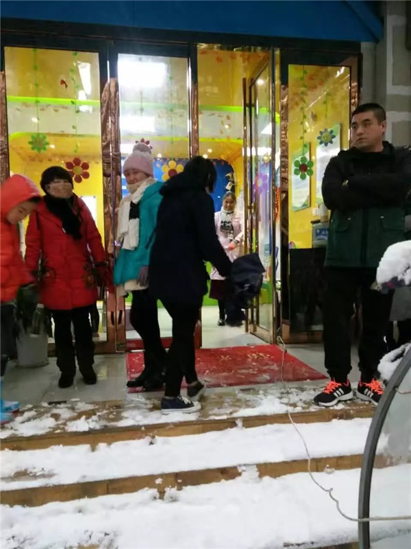 前往易視界視力提升會(huì)所店矯正的家長(zhǎng)和孩子們