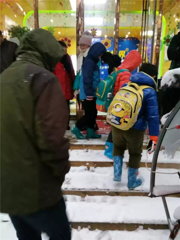 前往易視界視力提升會(huì)所店矯正的家長(zhǎng)和孩子們