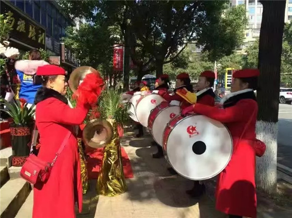 易視界雁峰店開業(yè)當(dāng)天十分的熱鬧