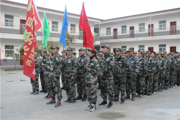 易視界精英們?cè)谠鹤永锛? width=