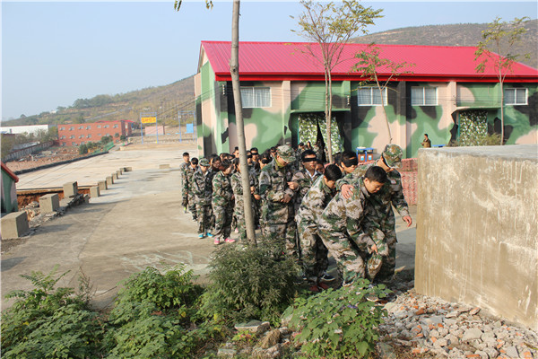 盲人一路護送啞人