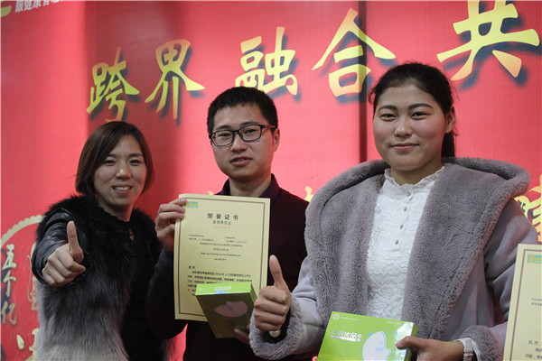 易視界表現(xiàn)優(yōu)秀的小伙伴上臺(tái)領(lǐng)獎(jiǎng)