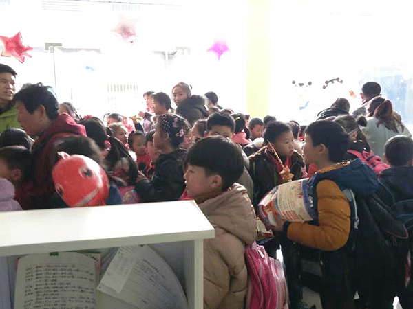 易視界界牌店排起了長長的隊(duì)伍