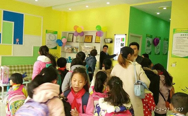 易視界界牌店排起了長長的隊(duì)伍