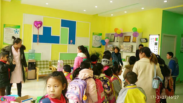 易視界界牌店內(nèi)排起了長長的隊(duì)