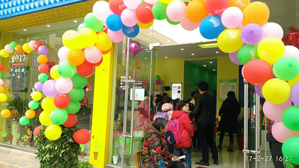 易視界界牌店開業(yè)場面十分火爆
