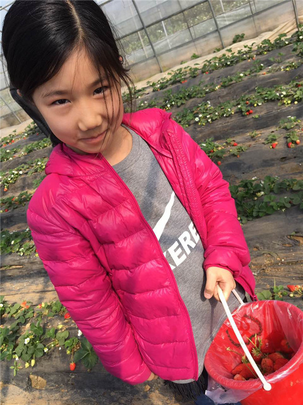 易視界小客戶開(kāi)心的展示自己摘的草莓