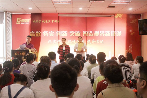 表現(xiàn)優(yōu)秀的伙伴上臺(tái)領(lǐng)獎(jiǎng)