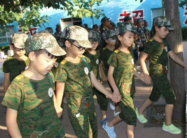 不讓任何伙伴掉隊(duì)，他們緊握對(duì)方的手前行