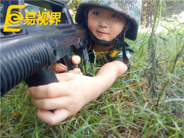 瞄準(zhǔn)目標(biāo)，準(zhǔn)備開(kāi)火