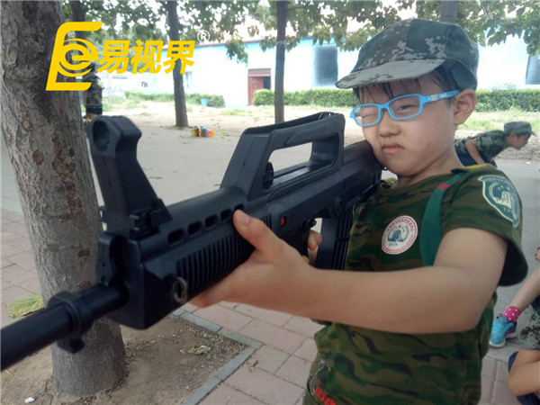 小伙伴們打起搶來也是有模有樣