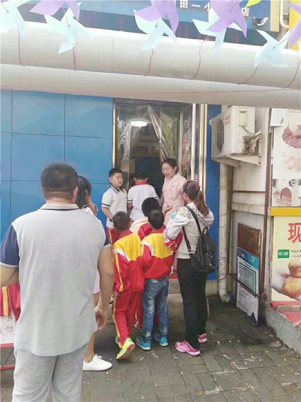 家長帶著孩子進(jìn)店檢查視力，十分熱鬧