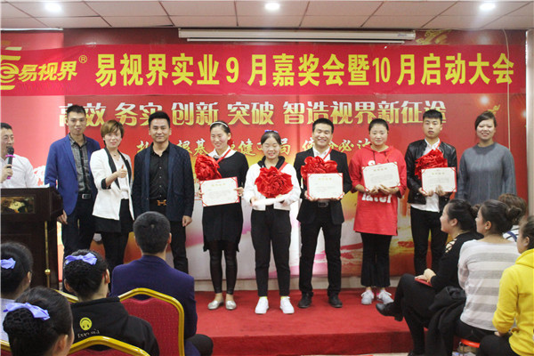 優(yōu)秀營銷標(biāo)兵獲得者趙展展、王帥強(qiáng)、關(guān)金龍、渠飛艷