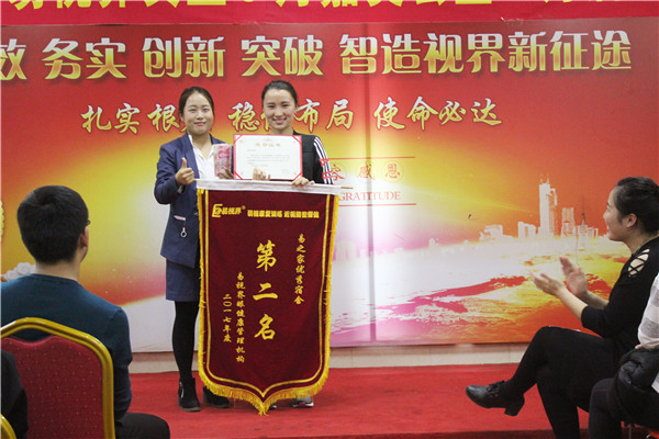 優(yōu)秀宿舍獲得者上臺領(lǐng)獎