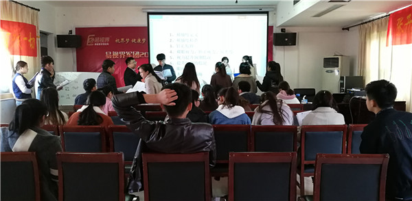 易視界伙伴們認真聽老師講課