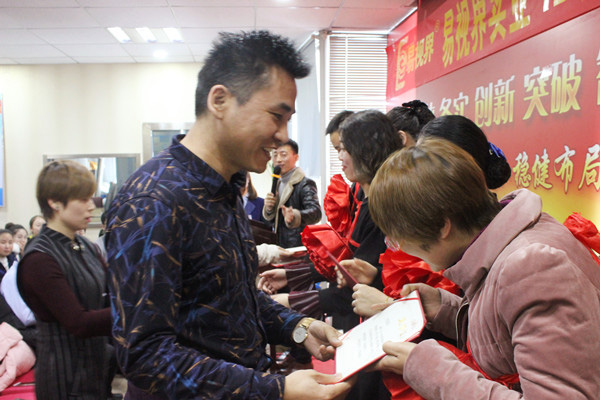 易視界陶總為表現(xiàn)優(yōu)秀的伙伴頒獎