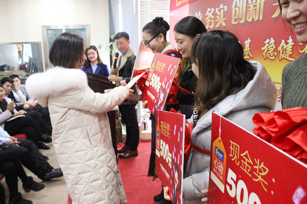 易視界賈總上臺頒獎