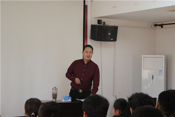 易視界岳總臺上發(fā)表演講