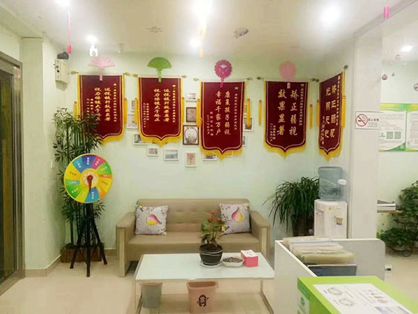 易視界朝鳳店內(nèi)收到的家長(zhǎng)贈(zèng)送的錦旗