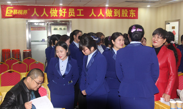 經(jīng)貿(mào)驕子現(xiàn)場與老師交流溝通