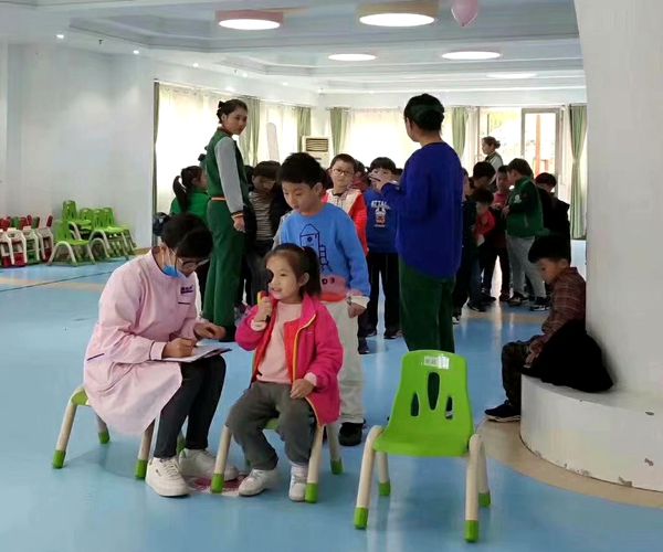 易視界走進東睿幼兒園普查視力