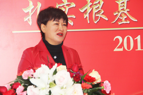 經(jīng)貿(mào)職業(yè)學(xué)院工會(huì)主席郭媛上臺(tái)發(fā)表致辭