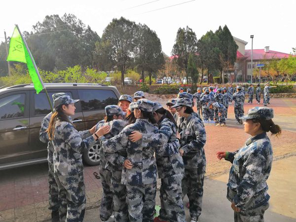 游戲環(huán)節(jié)中，大家齊心協(xié)作，群策群力