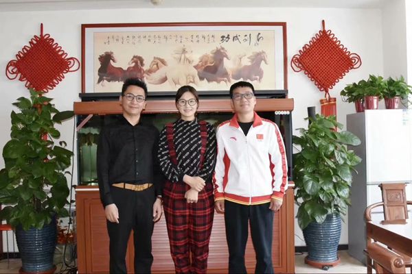 北京雙奧集團尤小龍總裁、中國著名戲歌雙棲明星、66國選美國際皇后王光姣與易視界陶總合影