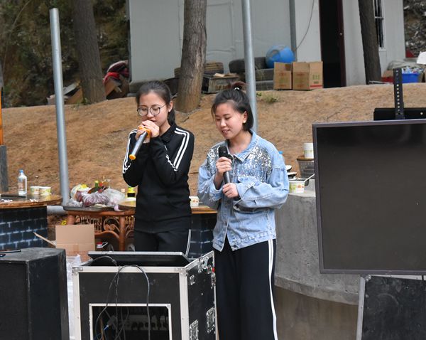 現(xiàn)場嗨歌中