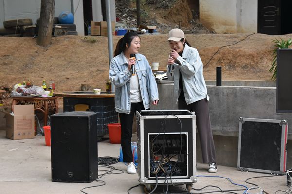 現(xiàn)場嗨歌中