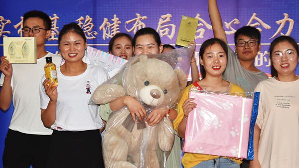 易視界5月份表現(xiàn)優(yōu)秀的伙伴上臺領取屬于自己的獎品